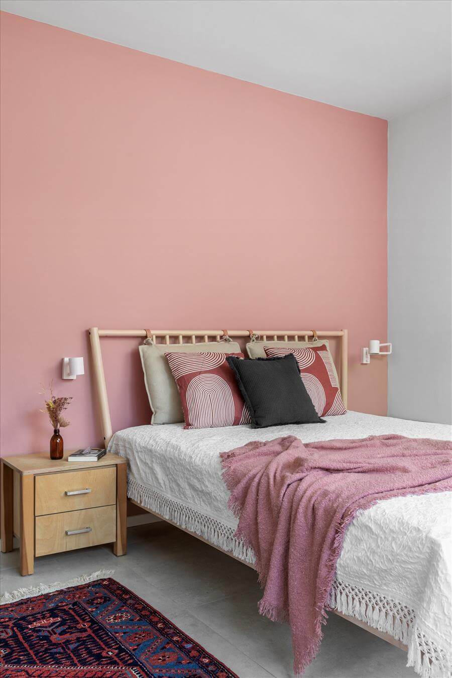 צבע קיר ורוד בחדר השינה